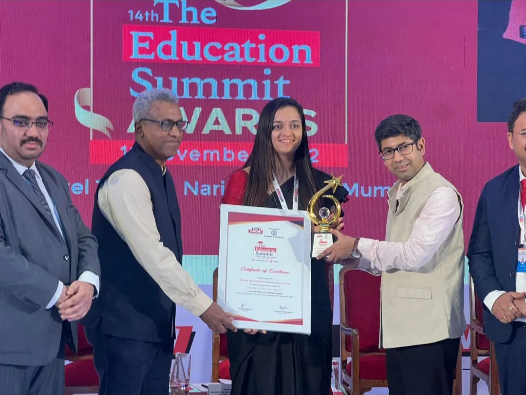 Jigyaasa receiving the Excellence in Early Years Education award on stage at The Education Summit, Mumbai