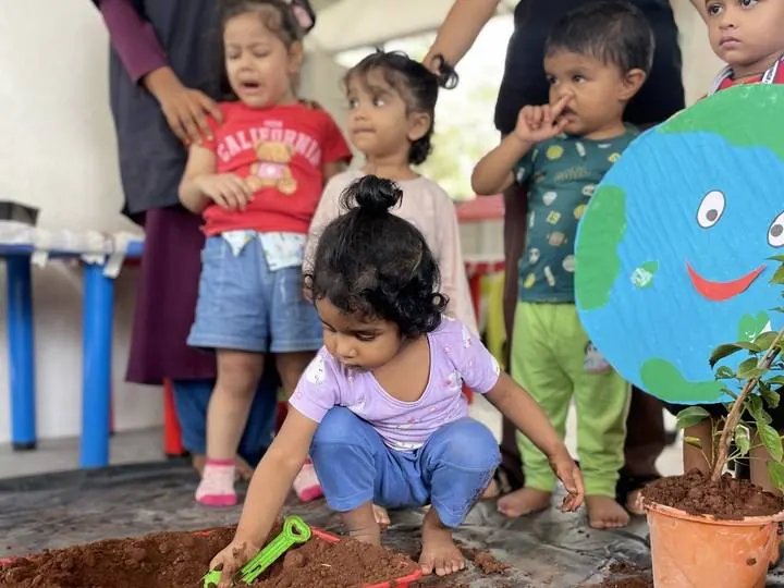 The whole class, mid-cheer at Jigyaasa Wakad